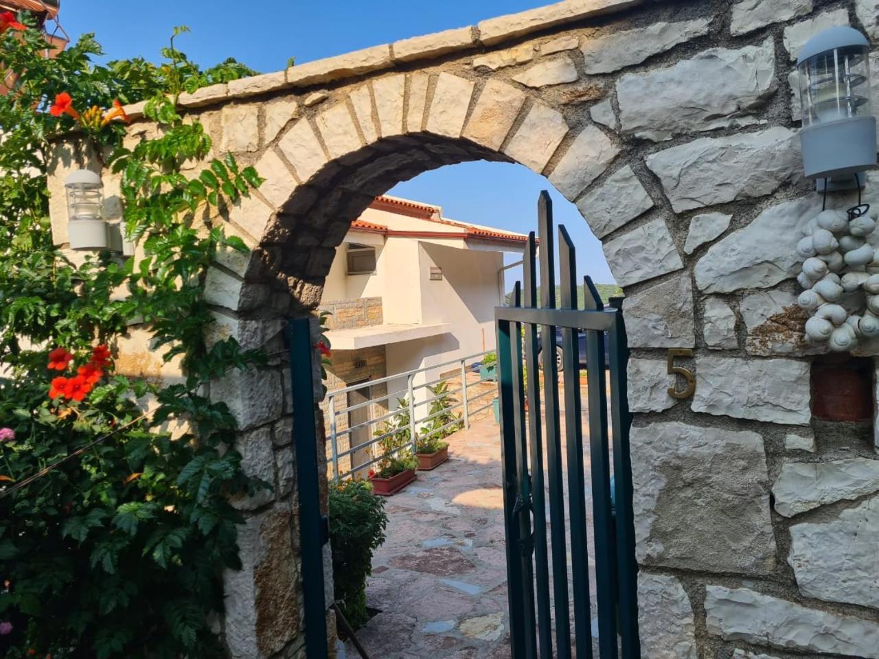 Vila Tatjana Pensionat Vuno Exteriör bild